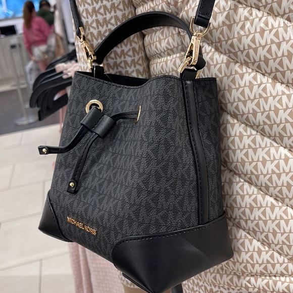 MICHAEL KORS 35F2GM9M1B MERCER SMALL BUCKET DRAWSTRING CROSSBODY IN BLACK - Picture 5 of 16